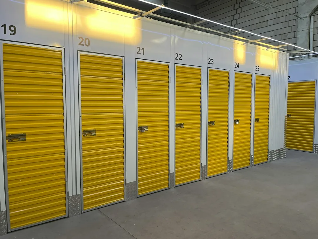 Rangée de box de self-stockage aux portes métalliques jaunes numérotées