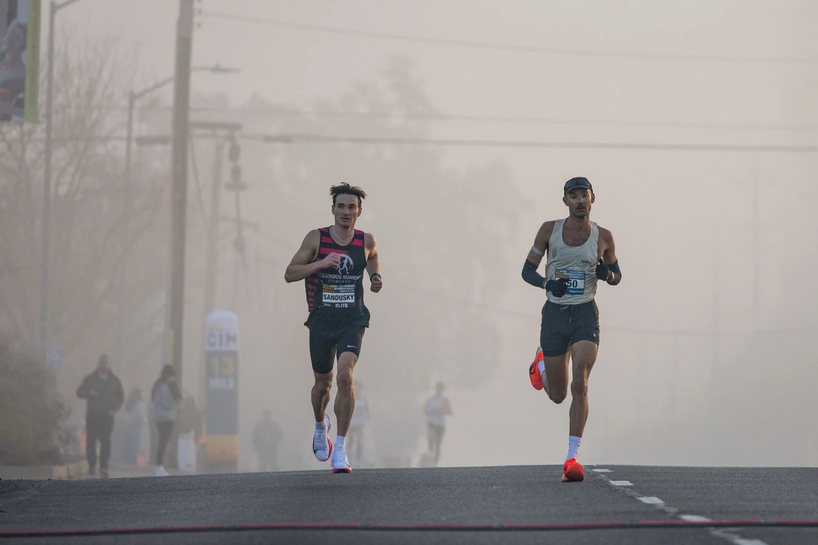 Coureurs sur une course sur route à Paris au petit matin